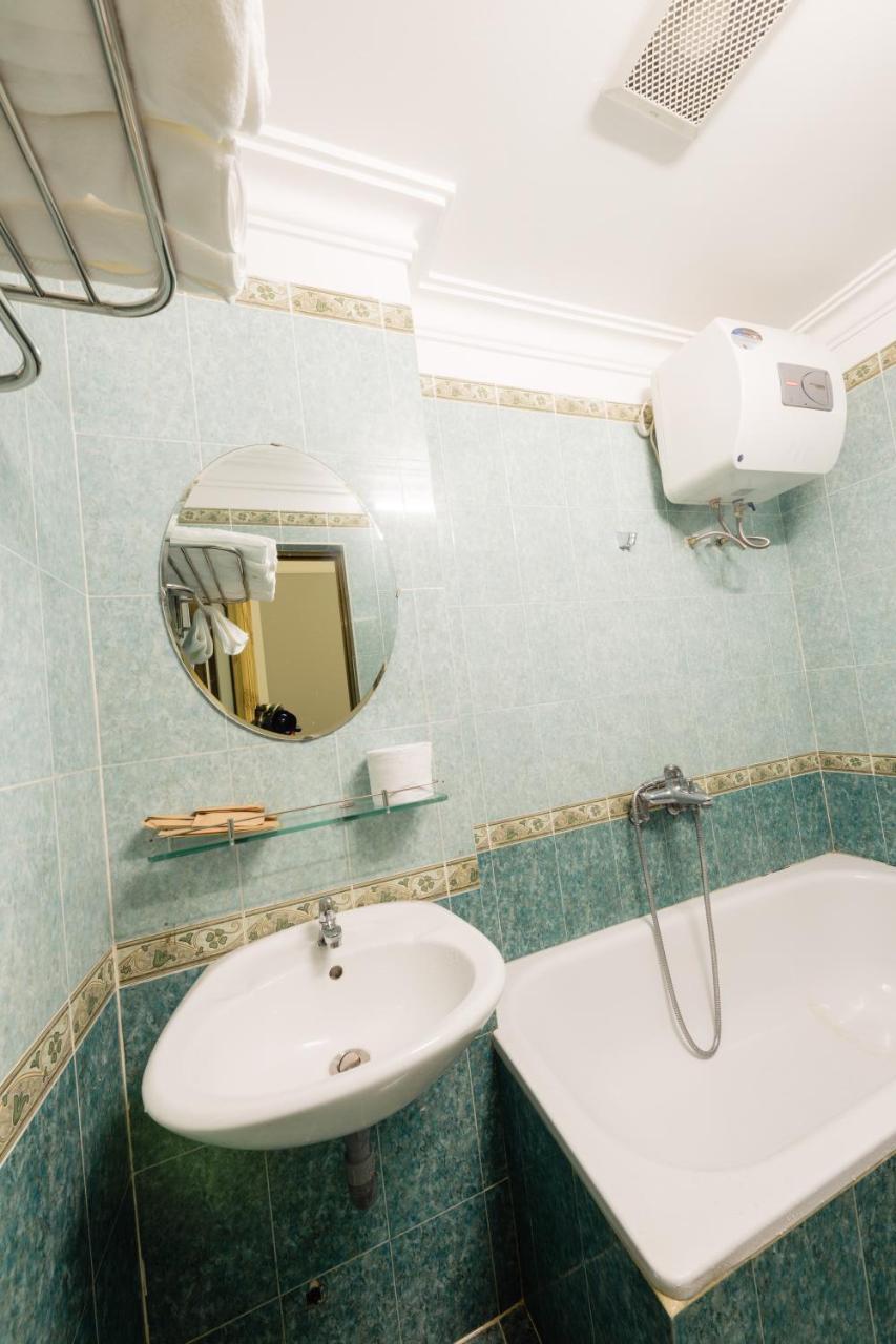 Avon Hotel Hue Room photo